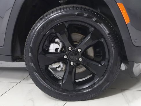 Used 2024 Jeep Grand Cherokee Limited w/ Luxury Tech Group II image 16