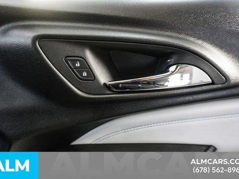 Used 2025 Chevrolet Trax LT FWD image 39