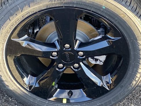 New 2025 Jeep Grand Cherokee Laredo image 7