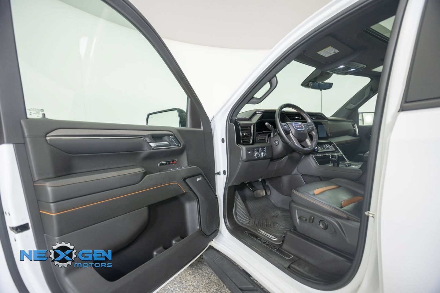 Used 2024 GMC Sierra 1500 AT4 w/ Technology Package AWD/4WD image 12