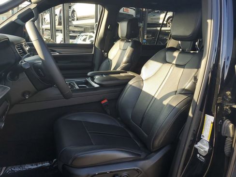 Used 2024 Jeep Wagoneer Series II w/ Flexible Seating Group RWD image 18