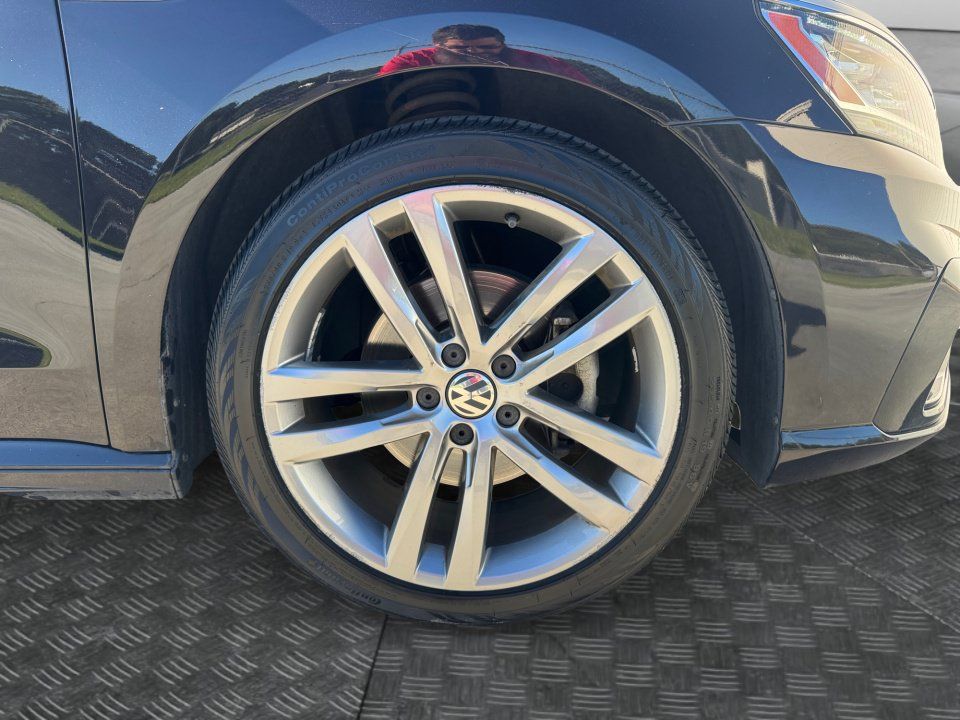 Used 2018 Volkswagen Passat 2.0T R-Line w/ R-Line Lighting Package FWD image 25