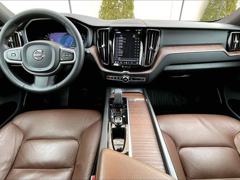 Used 2022 Volvo XC60 B5 Momentum image 15