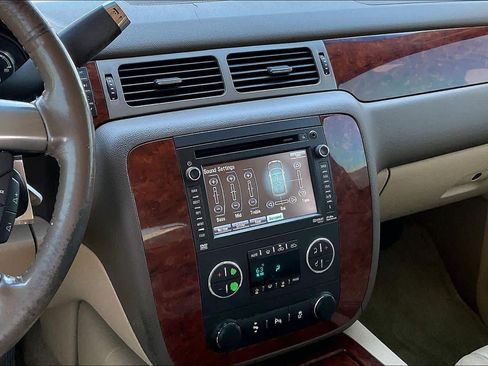 Used 2012 Chevrolet Avalanche LTZ RWD image 6