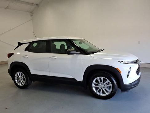 Used 2026 Chevrolet TrailBlazer LS FWD image 2