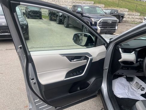 Used 2025 Toyota RAV4 XLE image 6