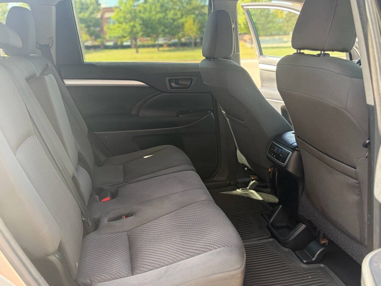 Used 2016 Toyota Highlander LE FWD image 21