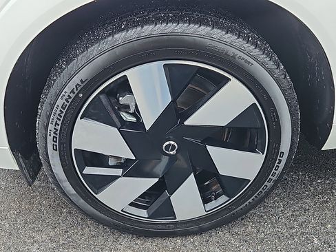 Used 2025 Volvo XC60 T8 Plus w/ Protection Package Premier image 4