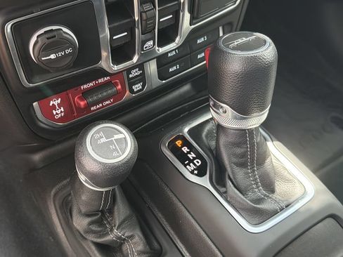 Used 2024 Jeep Gladiator Rubicon w/ Technology Group AWD/4WD image 31