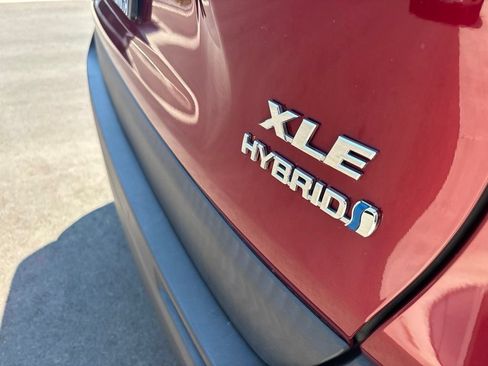 Used 2022 Toyota RAV4 XLE Premium AWD/4WD image 16