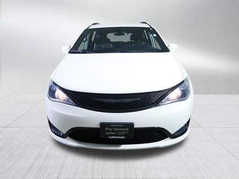 Used 2019 Chrysler Pacifica Touring-L w/ S Appearance Package FWD image 2