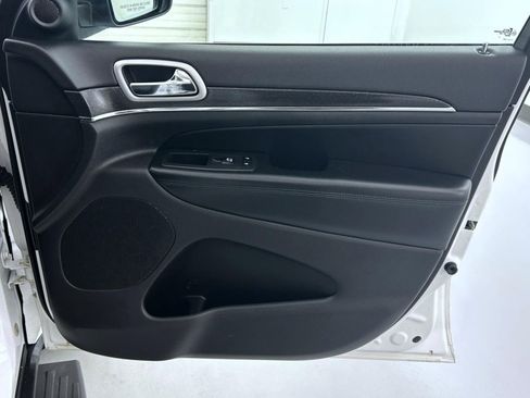 Used 2018 Jeep Grand Cherokee Limited image 16