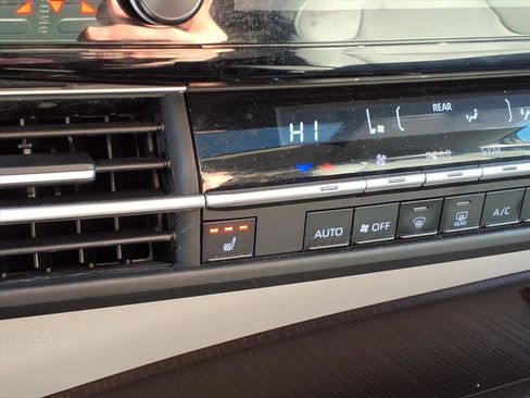 Certified 2024 Toyota Sienna XLE image 10