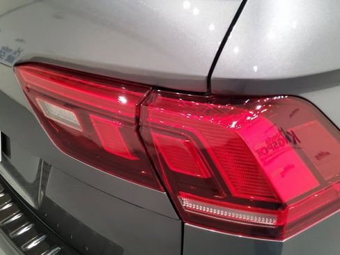 Used 2024 Volkswagen Tiguan SE R-Line image 9