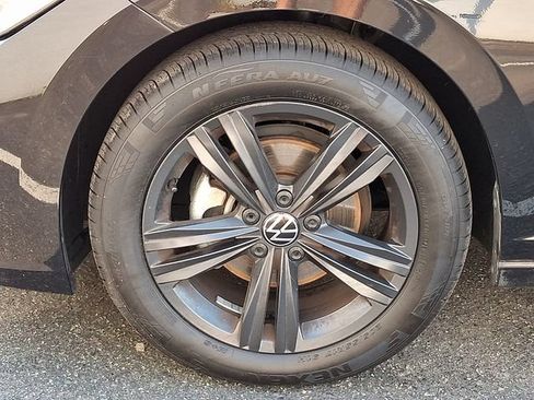 Certified 2023 Volkswagen Jetta SE w/ Panoramic Sunroof Package FWD image 28