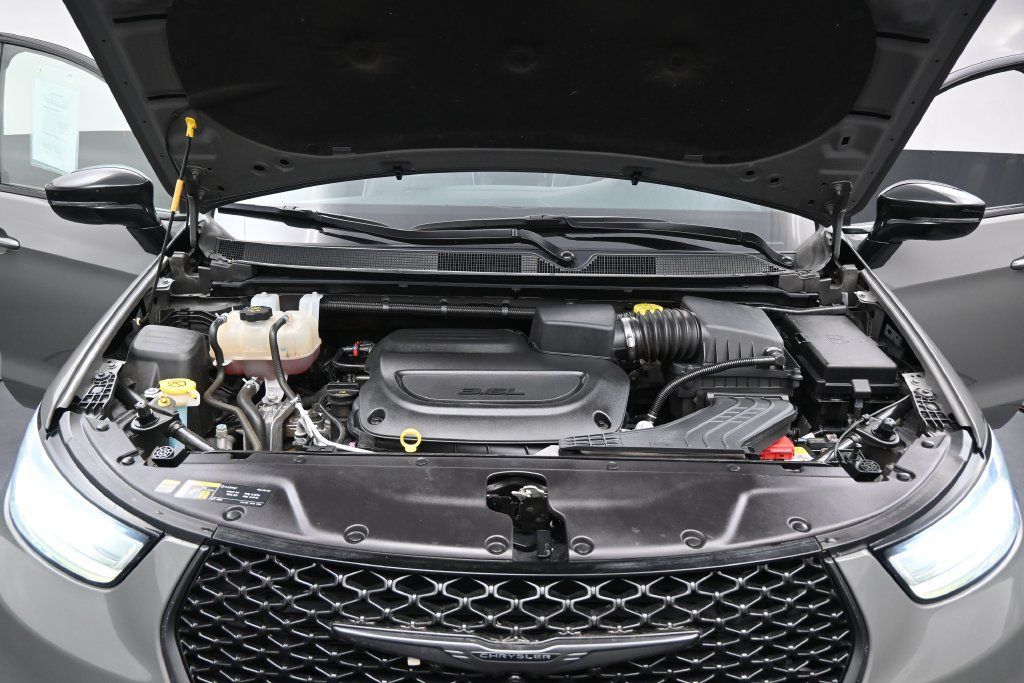 Used 2025 Chrysler Pacifica Limited FWD image 36