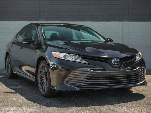 Used 2019 Toyota Camry XLE FWD image 3