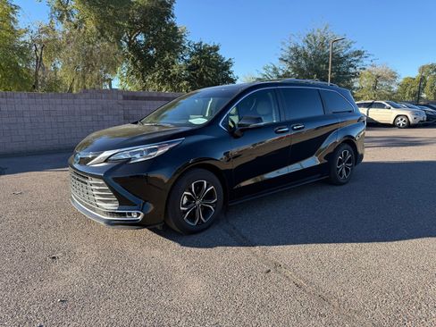 Used 2025 Toyota Sienna Platinum image 1