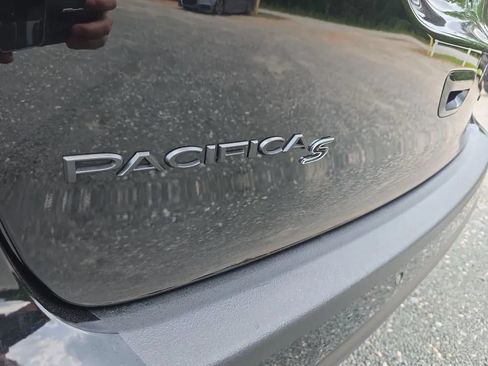 Used 2025 Chrysler Pacifica Limited FWD image 11