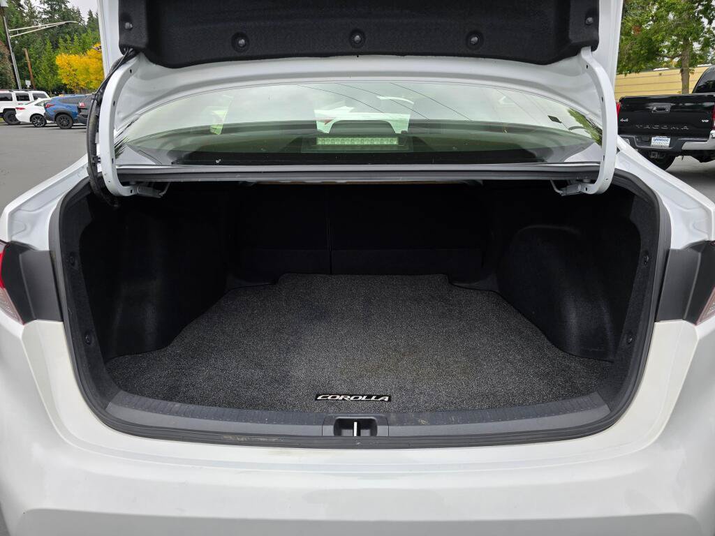 Used 2023 Toyota Corolla LE w/ Carpet Mat Package (TMS) FWD image 5