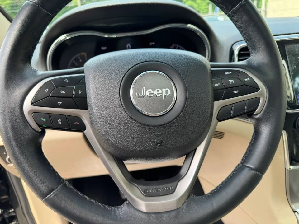 Used 2019 Jeep Grand Cherokee Limited AWD/4WD image 23