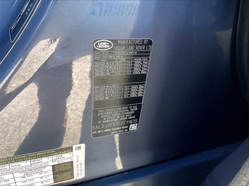 Used 2025 Land Rover Discovery S image 34