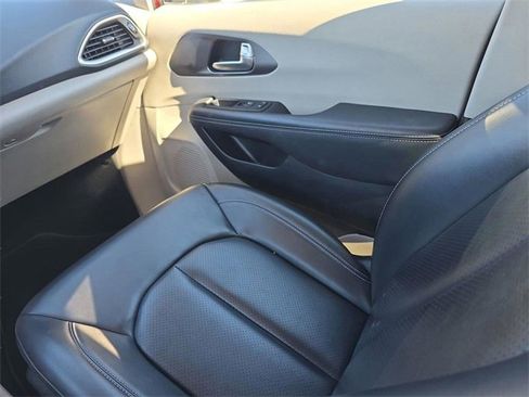 Used 2023 Chrysler Pacifica Touring-L image 24