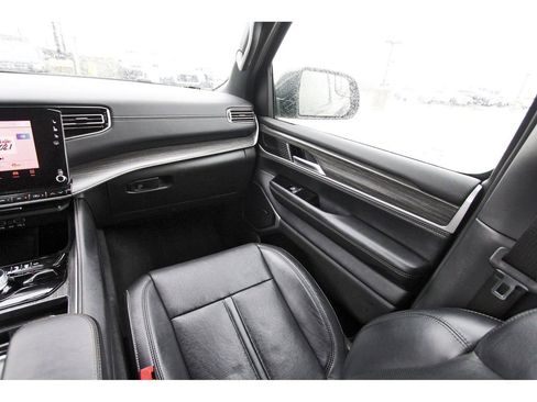 Used 2024 Jeep Wagoneer L Series III w/ Flexible Seating Group AWD/4WD image 10