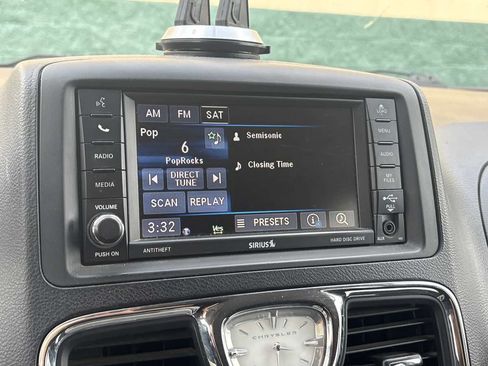 Used 2016 Chrysler Town & Country Touring FWD image 19