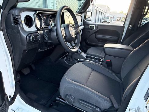 Used 2025 Jeep Wrangler Unlimited Sport AWD/4WD image 12