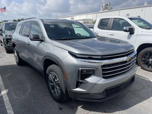 Used 2025 Chevrolet Traverse LT w/ Driver Confidence Package AWD/4WD image 13