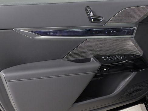 Used 2024 BMW 740i xDrive image 27