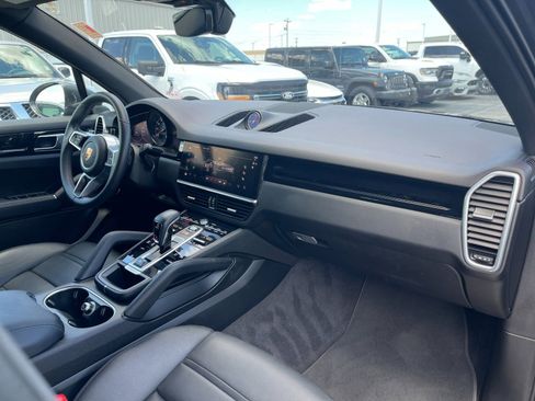 Used 2023 Porsche Cayenne AWD/4WD image 18