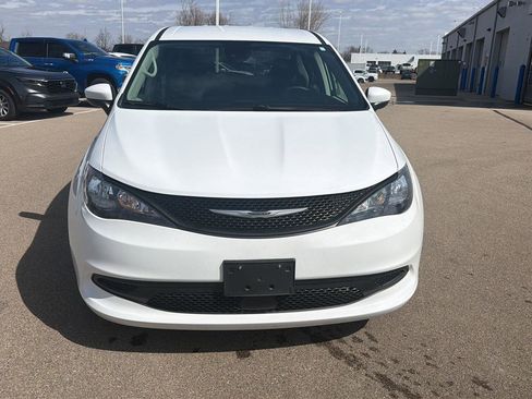 Used 2023 Chrysler Voyager LX FWD image 8