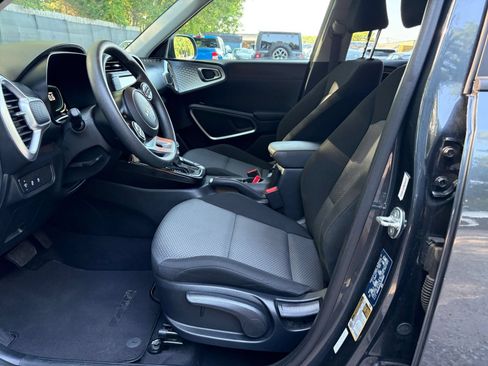 Used 2025 Kia Soul LX w/ LX Technology Package FWD image 20