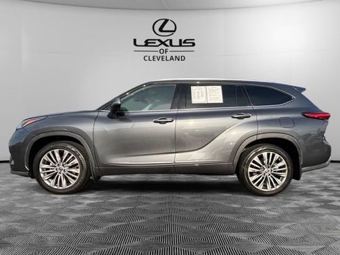 Used 2021 Toyota Highlander Limited AWD/4WD image 3