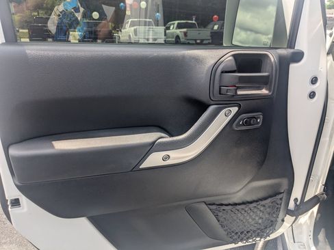 Used 2014 Jeep Wrangler Unlimited Sahara w/ Connectivity Group AWD/4WD image 11