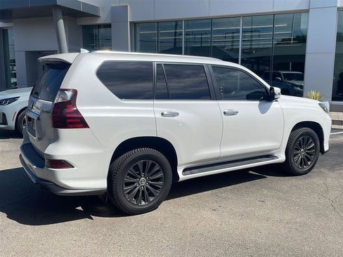 Used 2022 Lexus GX 460 Premium w/ Accessory Package AWD/4WD image 3