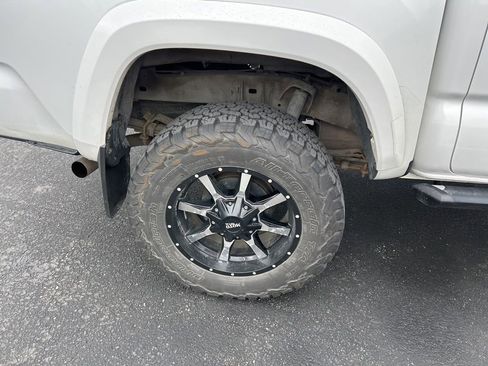 Used 2017 Toyota Tacoma TRD Sport AWD/4WD image 14
