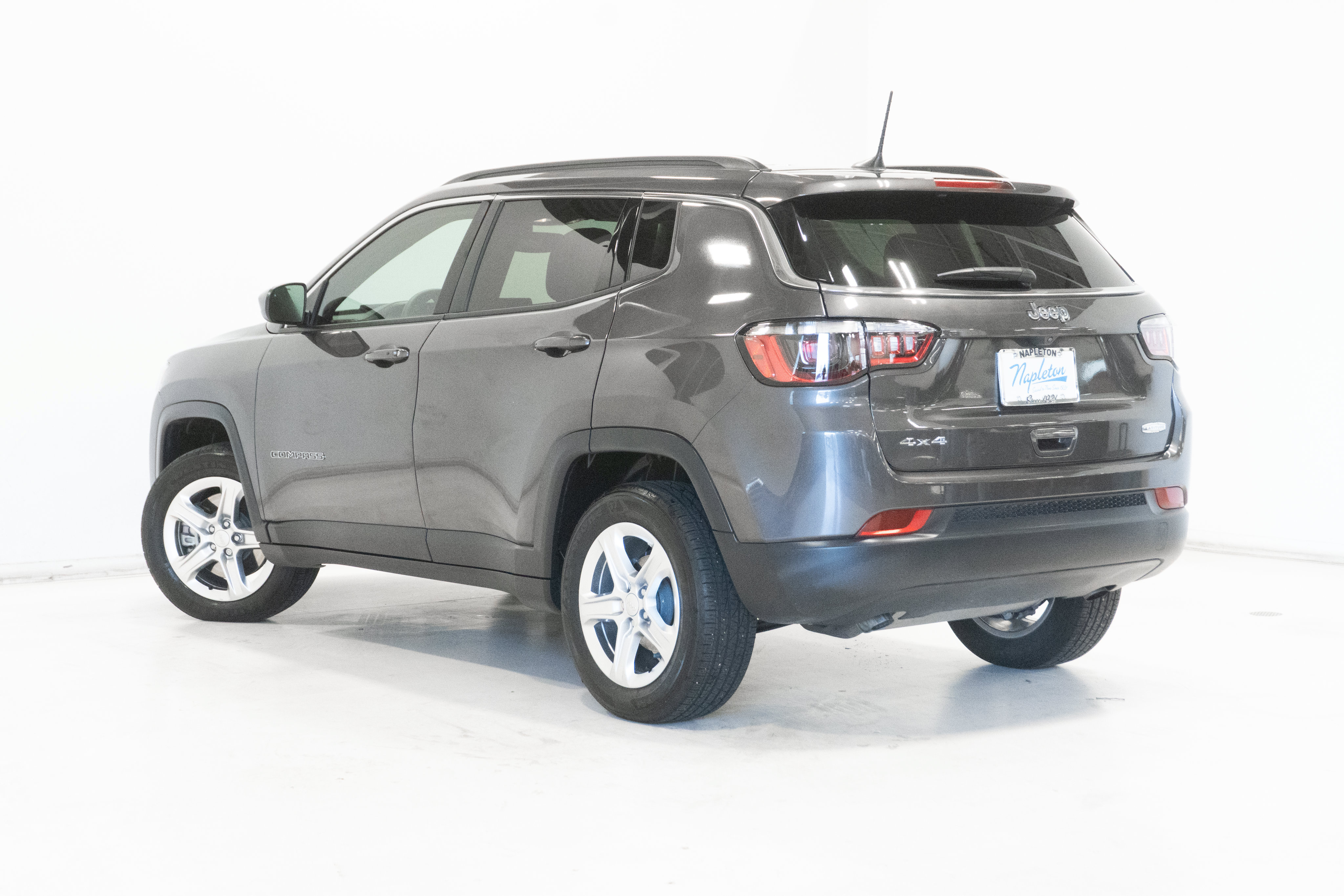 Used 2024 Jeep Compass Latitude w/ Convenience Group AWD/4WD image 25