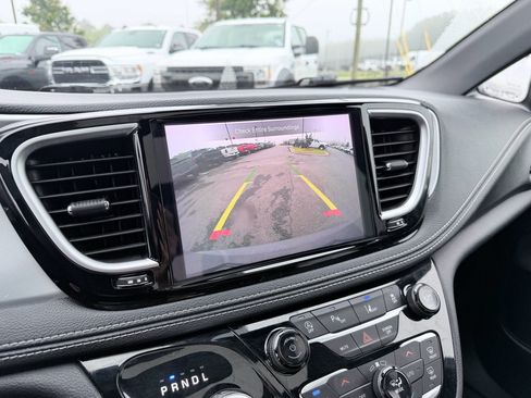 Used 2025 Chrysler Pacifica Limited FWD image 19