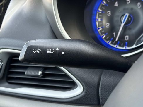 Used 2022 Chrysler Pacifica Touring-L image 15