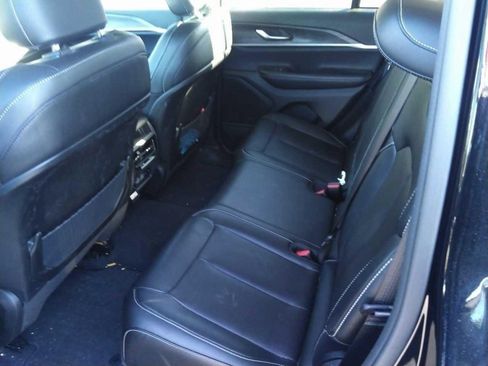 Used 2023 Jeep Grand Cherokee Limited image 3