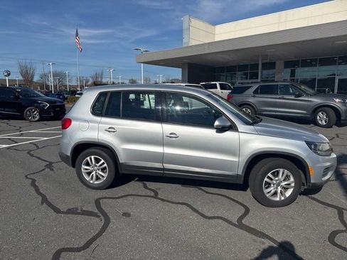 Used 2013 Volkswagen Tiguan S image 9