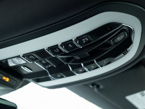 Certified 2025 Porsche Macan image 31