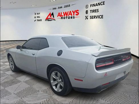 Used 2020 Dodge Challenger SXT w/ Driver Convenience Group RWD image 15