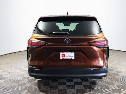 Certified 2022 Toyota Sienna XLE FWD image 7