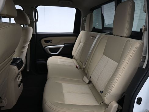 Used 2019 Nissan Titan SV w/ SV Convenience Package image 12
