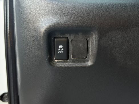 Used 2012 Nissan Versa SV FWD image 20