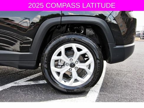Used 2025 Jeep Compass Latitude image 30